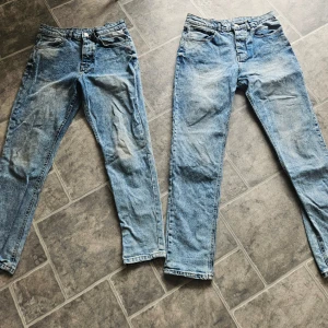Blå jeansbyxor - Säljer två par blå jeansbyxor i klassisk stil. Storlek 30 30 och 30 32. Inget speciellt märke 