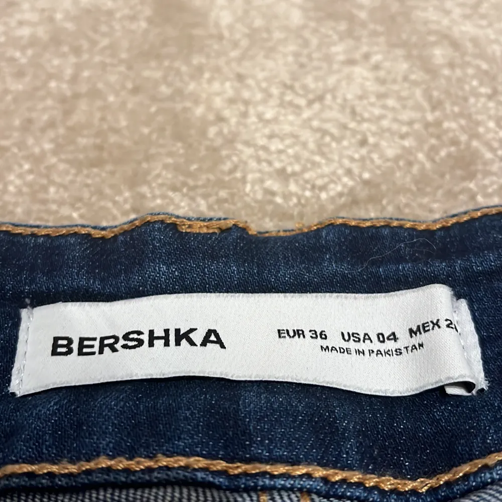 Super fina lågmidjade bootcut/flaire jeans från bershka. Jeansen är i mycket gott skick storlek 36. Skriv privat för mer bilder och info💗. Jeans & Byxor.