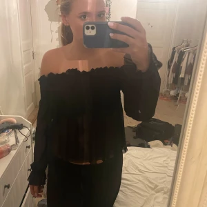 blus - blus i genomskinligt material från ginatricot