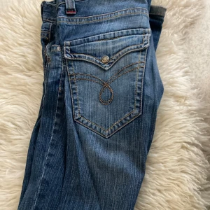 Lågmidjade jeans - Säljs för att de var lite för stora och har därför inte använts mycket.