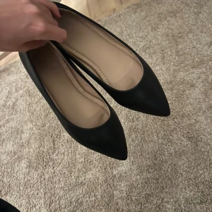 Spetsiga ballerina - Oanvända ballerina skor då de är förstora för mig vet tyvärr inte var de kommer ifrån❤️de e normalstora i storleken 