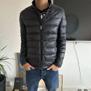 Moncler jacka - Tja, säljer denna moncler jacka som är i storlek XS- modellen på bild är 170- nypris 9000 mitt pris 3000 :)