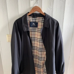 Burberry jacka  - Snygg jacka från burberry! Perfekt på hösten. 