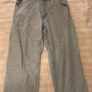 Polar Big boys - Polar big boys i sämre skick. Storlek S men dom är baggy men kort längd. Större hål på framsidan och skador längst ner på benen. Pris kan variera. Hämtas på Södermalm annars står köparen för frakt.