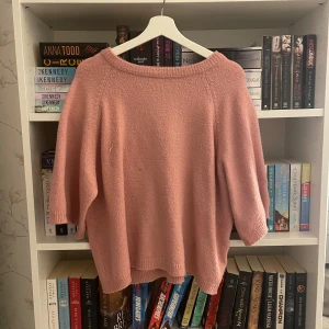 Stickad t-shirt - Superfin stickad t-shirt från lager 157 i modellen ”knitted tee” som är helt slutsåld på hemsidan. Storlek XS, men skulle säga att den passar XS-M beroende på hur man vill att den ska sitta! Finns en liten noppra(bild 2)🤍