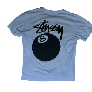 Fet stüssy tee säljer pga inte kommit till användning o behöver pengar! pris pga fläckar! 🙌