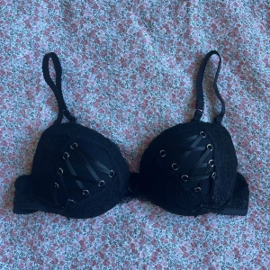 Svart bh  - Svart push-up bh med snörning, denna bh har även avtagbara axelband.🖤 tyvärr har jag klippt bort lappen men den är inte använd mer än 3 gånger.