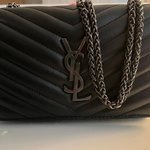 Svart väska - Väldigt fin väska och är i ny skick!