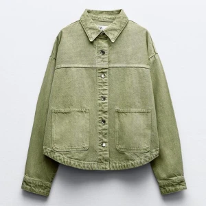 Grön Jeans jacka  - Trendig Grön jeans jacka från zara💘 bra skick, är använd ett par gånger!