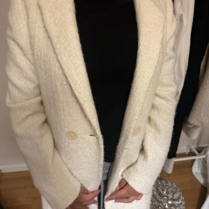 En lång vit kappa  - Väldigt fin och stilig används vid speciella sammanhang. Köptes för 800 och har använts ungefär 2 gånger. Den är kräm vit.