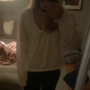 Blus - En vit långärmad blus från Gina Young. Använd fåtal gånger och är i mycket bra skick   Nypris ca 260