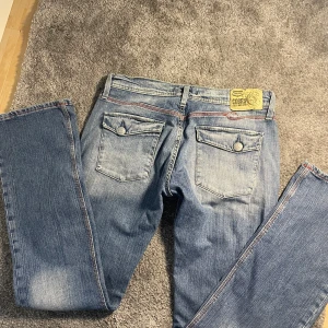 Crocker jeans - Säljer dessa jättecoola lågmidjade vintage jeansen från crocker! Fint skick och supersnygga detaljer på bakfickorna💘💘sitter ungefär som w30