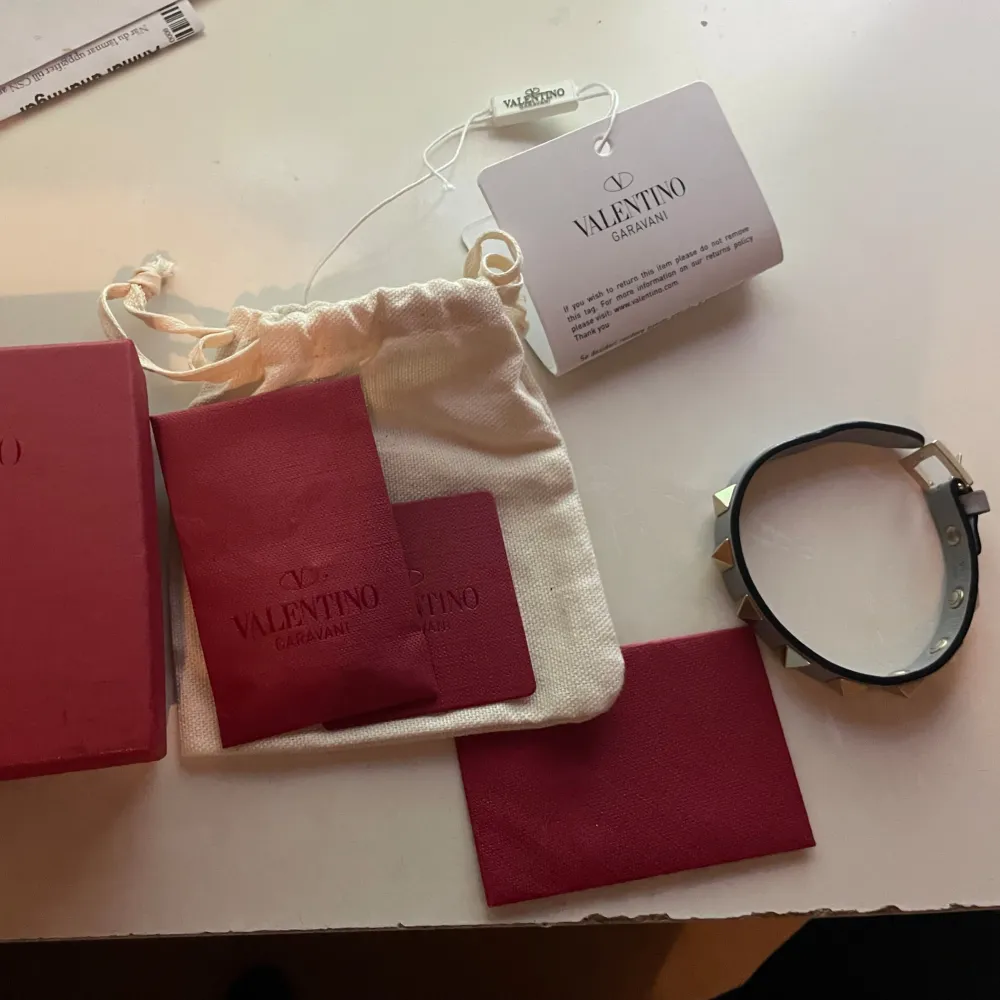 Tjena. Säljer nu detta valentino braclet i färgen grå. Armbandet är i nyskick och og ingår. Två extra nitar följer också med. Tveka inte på att ställa frågor.. Accessoarer.