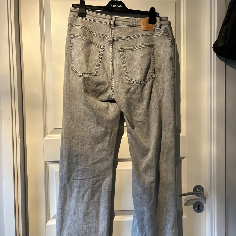 Använda enstaka gånger men inga tecken på användning syns.   W33L30  Innerbenslängd 80cm. Jeans & Byxor.