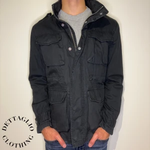 These Glory Days Field Jacka - Jacka från These Glory Days | Skick: 8/10 | Storlek: S | Nypris: 1699kr | Säljer för 679kr | Spårbar frakt via Postnord eller Instabox | Hör av dig vid frågor eller funderingar 