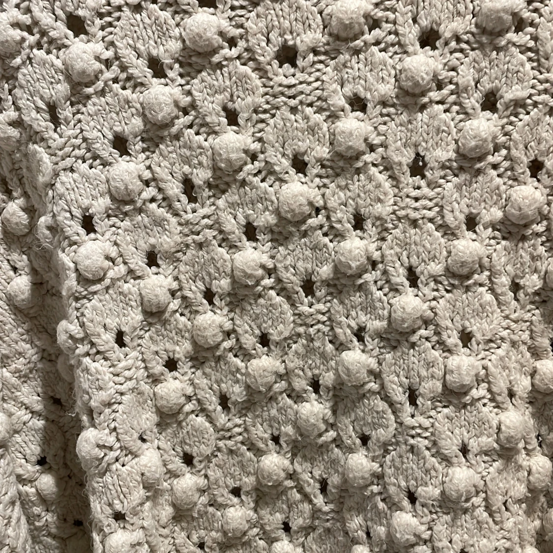 Beige stickad tröja med strukturmönster - 90