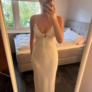 Prickig klänning - Säljer min långa prickiga klänning i storlek S ifrån zara eftersom jag inte får användning av den. Endast använd 1 gång. Nypris 500kr. Hör av dig om du är intresserad vill ha fler bilder💓