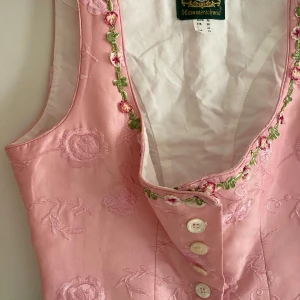 Dirndl (okbtoberfest) - Tysk folkdräkt från märket Hammerschmidt med fina detaljer  Kan mötas upp i Uppsala 