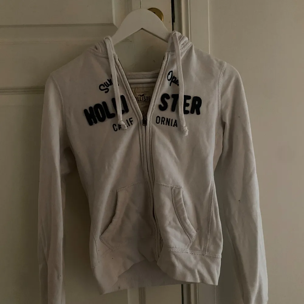 så mysig vit kofta från hollister! helt ok skick då den är relativt gammal och även en fläck (sista bilden) men går säkert o tvätta bort!💗💗 . Tröjor & Koftor.