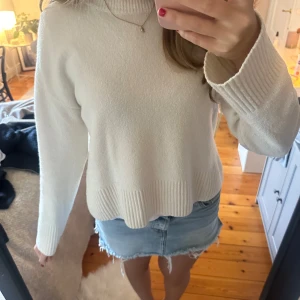 Stickad tröja  - En jättemysig tröja från &otherstories som är i storlek s men passar också m skulle jag säga. Den har absolut inga defekter ock passar bra till hösten🍂 Skriv vid frågor!💞