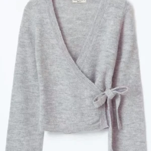 Gina tricot grå cardigan - En helt sprillans ny tröja ifrån Gina. Lappen är fortfarande kvar och är i storlek M men passar L och mindre också💞 