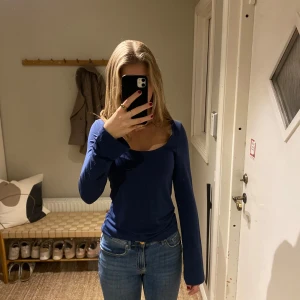 Marinblå långärmad tröja - Säljer en väldigt skön tröja från Cubus, den är använd en gång så den är i väldigt bra skick