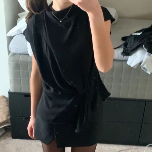 Blus från zara  - Topp från zara i nyskick. Använd en gång💞köparen står för frakten!