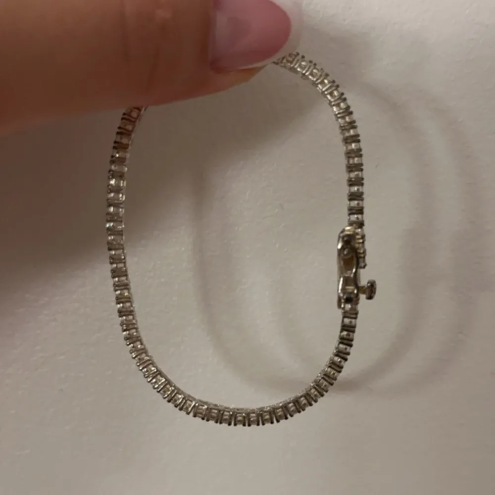 Från Ani jewels Använd vid ett tillfälle men har blivit lite missfärgad (se bild) Nypris 1300kr. Accessoarer.