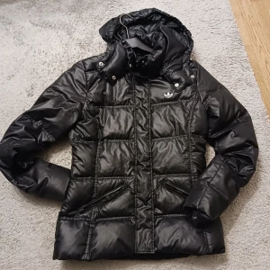 Jacka Adidas - Adidasjacka i mycket bra skick, inga skavanker. Strl. 40.
