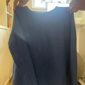 Marinblå stickad tröja  - Så snygg marinblå stickad tröja, aldrig använd och i super bra skick. Vet ej märket då den är köpt second hand. Passar xs-m och vill sälja snabbt så pris går som vanligt att diskutera🥰