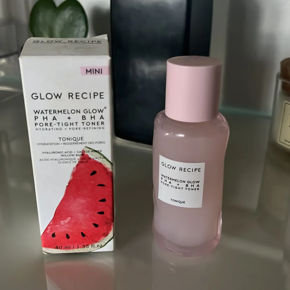 En mini toner från Glow Recipe som heter Watermelon Glow PHA + BHA Pore-Tight Toner. Den är designad för att återfukta och förfina porerna. Flaskan är söt och rosa, och den innehåller 40 ml. Perfekt för att ge huden en fräsch och strålande look💗. Skönhet.