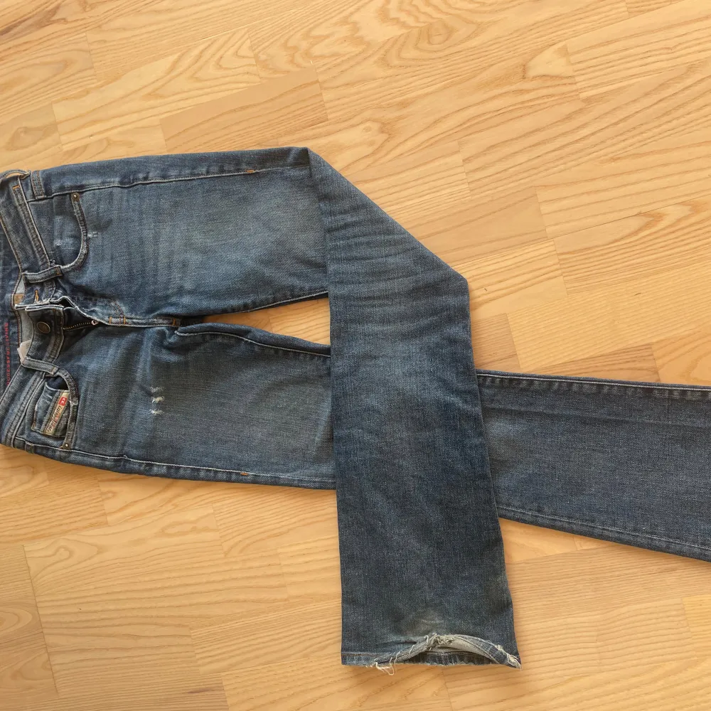 Jeansen är i bra skick förutom lite slitage på baksidan längst ner på benen (se bild). Passar bra för xs-s och är stretchiga. . Jeans & Byxor.