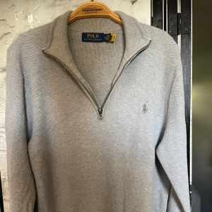 Ralph Lauren Mesh-Knit Cotton Quarter-Zip Jumper - Hej säljer min Polo Ralph Lauren tröja för att jag inte passar i den. Jag köpte den under sommarlovet för 2395kr.