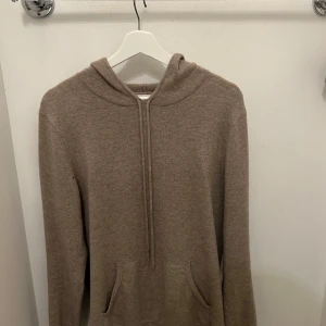 John Henric Kashmir hoodie - Kashmir hoodie size M Nypris: 2500kr Pris kan diskuteras vid snabb affär.