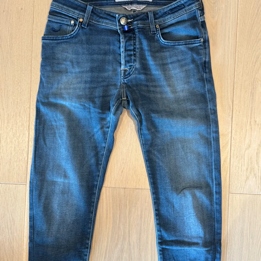 Tja säljer mina feta Jacob cohen jeans | waist 31 skinny-slim fit! Perfekt för dig som vill köra med häng | skick 9/10 endast små defekter på Jacob cohen märket men inget stort! 💫 om ni har frågor eller funderingar skriv till oss här 🍁. Jeans & Byxor.