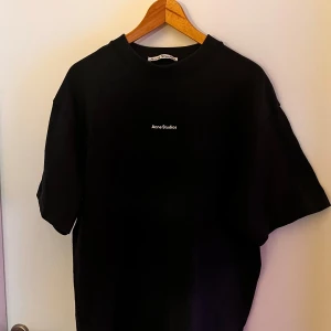 Acne t-shirt - Acne tshirt som är mörkgrå nästan svart. Bra skick. Nypris 2500 