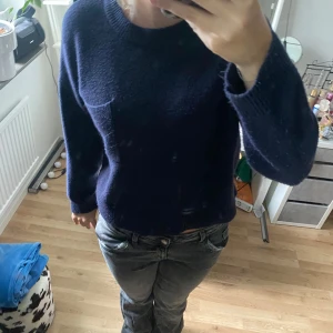 Stickadtröja - Superfin stickad tröja från Zara! Köpt för ca 2 år sen❤️ super fin nu till hösten den har en liten ficka på vänstra bröstet🥰