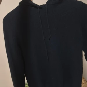 Kashmir hoodie - Marinblå hoodie från Soft Goat OBS under hakan har tröjan. Spräckt lite.    Inget som syns mycket. Tjej plag