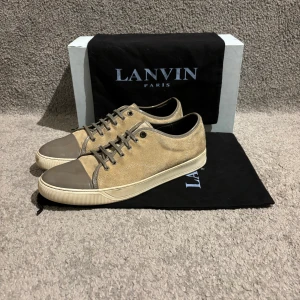 Lanvin Skor - Tjena! Säljer nu mina snygga skor ifrån Lanvin. Skicket på skorna är 8/10. Skorna är i storlek 12 vilket motsvarar runt 46-47. Endast skorna medföljer! Vid fler frågor/bilder är det bara och höra av sig! 