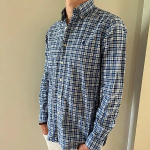 Ralph Lauren Skjorta  - Tjena! Säljer nu min snygga skjorta ifrån Ralph Lauren. Skicket på skjortan är 9,5/10, som ny! Skjortan är i storlek S. Vid fler frågor om passform/bilder är det bara och höra av sig! 
