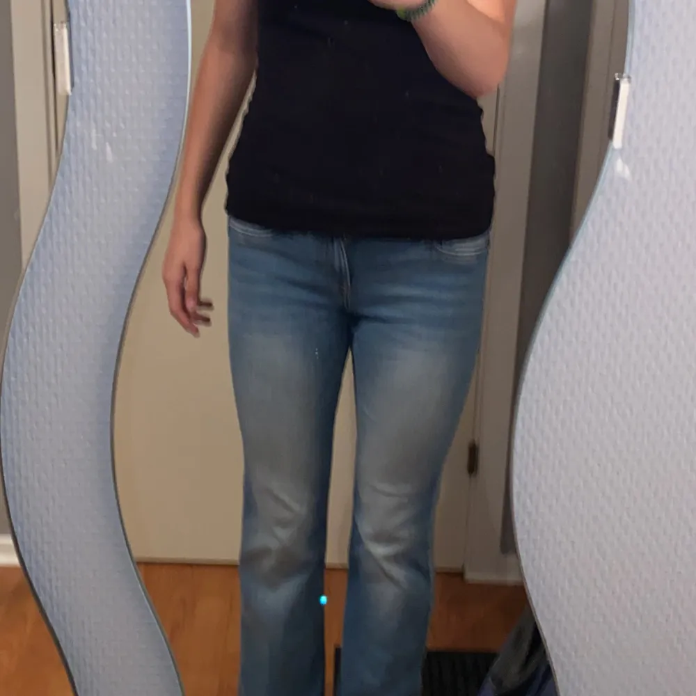 Säljer ett par snygga lågmidjade blå bootcut jeans i storlek 38, då de är för korta och för tighta för mig (173 cm) Jeansen har en fin tvätt och är i bra skick.. Jeans & Byxor.