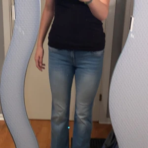  lågmidjade bootcut jeans - Säljer ett par snygga lågmidjade blå bootcut jeans i storlek 38, då de är för korta och för tighta för mig (173 cm) Jeansen har en fin tvätt och är i bra skick.
