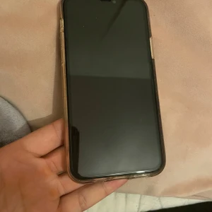 iPhone 11 PRO - Behöver fabrikåterställas via dator med iTunes, går att göra hos vilken mobil butik som helst. Hel och funkar som den ska  Skal medföljer 