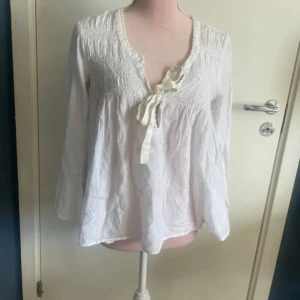 Odd Molly blus - Vit Odd Molly blus i storlek 2=M. Broderade blommor runt hela blusen. Köpt här på Plick. Jag har inte använt den. Vida 3/15 ärmar.