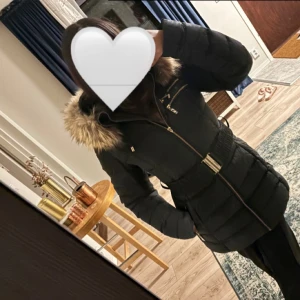 Hollies vinterjacka  - Superfin Hollies jacka som inte kommer till användning mer. Jackan sitter jättefint på kroppen och ger en sjuk fin figur. Den är lite gammal så den är lite missfärgat, dragkedjan är även lite trasigt med de går fortfarande att dra ihop den. Äkta! 🤗🤗