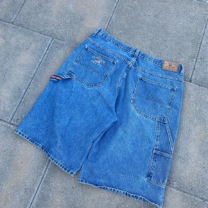US polo assn y2k mega baggy Hiphop jorts denim jeans shorts - Inga defekter 🤑🤑 Fett baggy sitter under knäna 😫. Säljer för att dom e för stora 😓😓😓