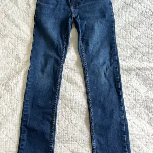 Säljer ett park mörk blåa Levi 512 jeans i barn storlek 12A (passar någon som är ca 150 lång). Slim taper fit. Fint skick 8/10. Köpt på Kids Brand Store. 