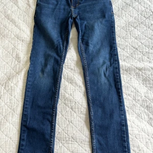 Levi 512 jeans barn - Säljer ett park mörk blåa Levi 512 jeans i barn storlek 12A (passar någon som är ca 150 lång). Slim taper fit. Fint skick 8/10. Köpt på Kids Brand Store. 
