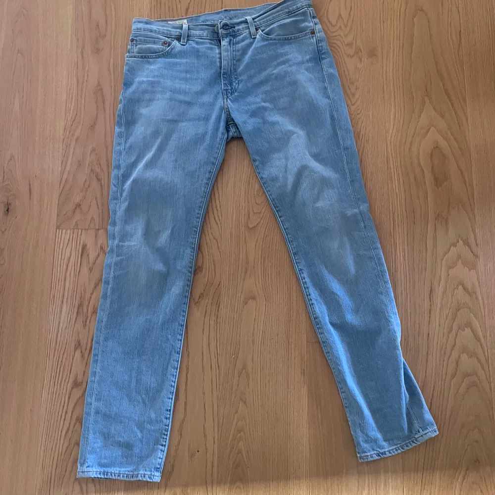 Säljer mina Levis 511 Jeans i storleken W32 L32. Jeansen är använda max 3 gånger, vilket gör att jeansen är i princip i nyskick. Hör av dig vid eventuella frågor. . Jeans & Byxor.