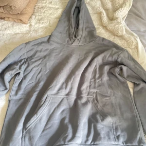 Mörkgrå hoodie - Mörkgrå hoodie från hm, används inte
